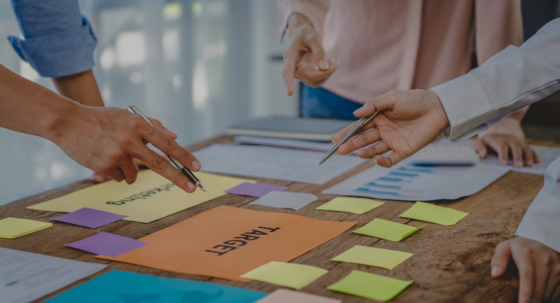 Strategie-Session zur Positionierung mit Notizzetteln und Zielgruppen-Karten